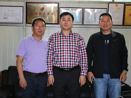 肖總和韓國瑞興動(dòng)力傳動(dòng)李總和中方商務(wù)代表劉柱合影